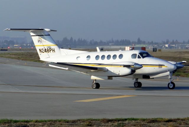 Beechcraft Super King Air 200 (N248PH)