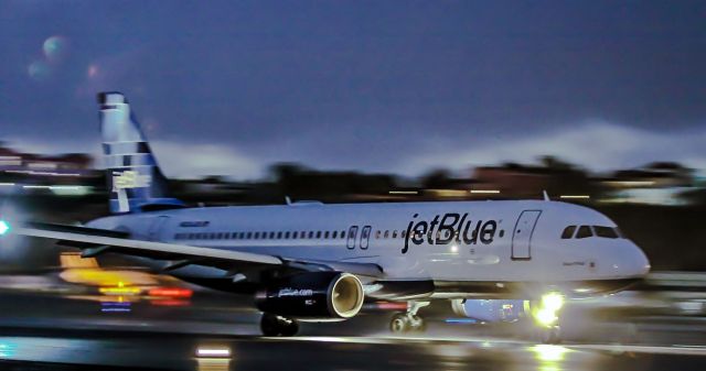 Airbus A320 (N624JB) - JetBlue Airbus A320 registration N624JB departing St Maarten TNCM after a heavy down poor at the field!