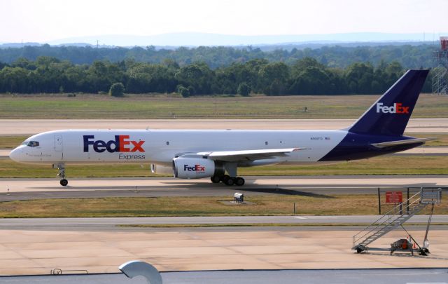 Boeing 757-200 (N901FD) - Seen at KIAD one or two days after this type entered service with FedEx.