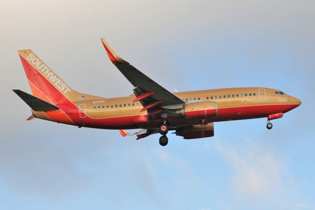 Boeing 737-700 (N714CB)