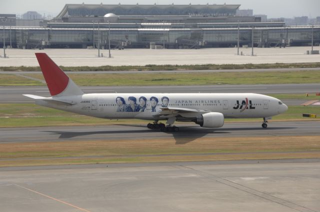 Boeing 777-200 (BON8982) - Taxi at Haneda Intl Airport on 2010/9/6 Arashi Jet(Japanes Musician Group) c/s