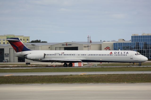 McDonnell Douglas MD-88 (N925DL) - Delta MD-88 (N925DL) arrives on Runway 14 at Sarasota-Bradenton International Airport following a flight from Atlanta Hartsfield-Jackson International Airport