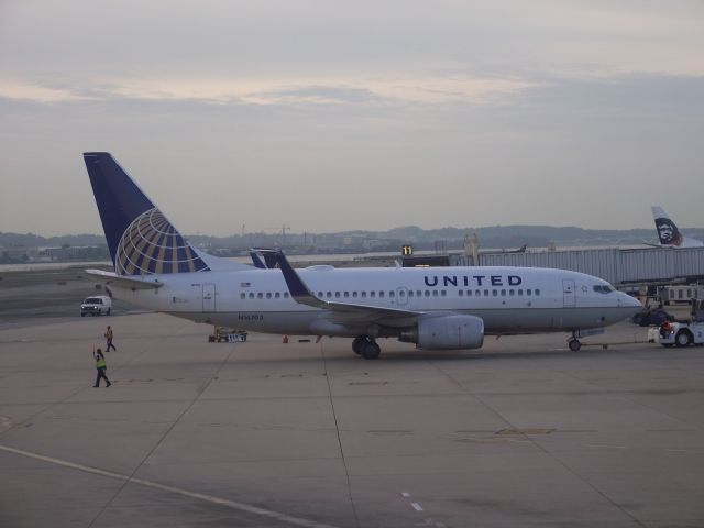 Boeing 737-700 (N16703) - At DCA on Oct 1, 2012