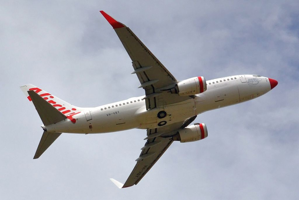 Boeing 737-700 (VH-VBY) - Whoops! Somebody must have attached the wrong-coloured nose cone. Friday 5th October 2012.