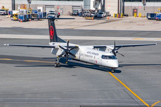 de Havilland Dash 8-400 (G-GSJZ)