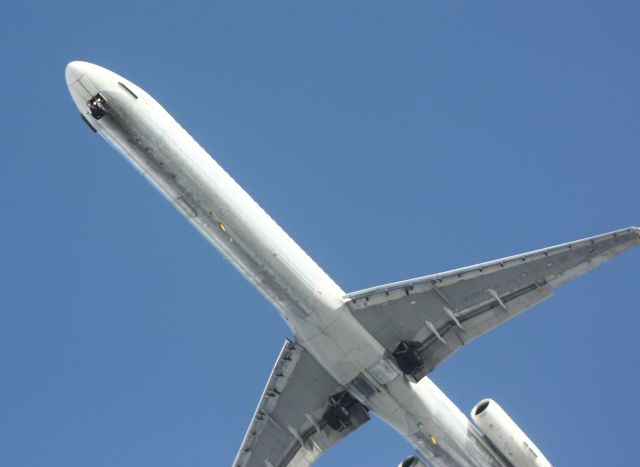 McDonnell Douglas MD-88 (DAL1814) - Below 400ft over Rockaway Blvd to RW 31R at JFK