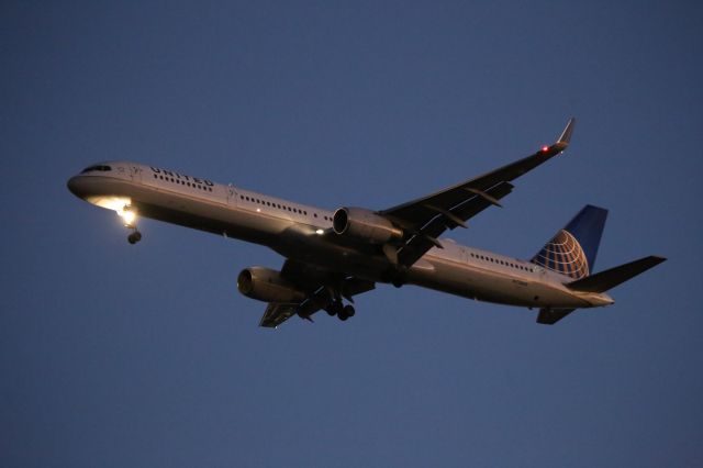 BOEING 757-300 (N73860)