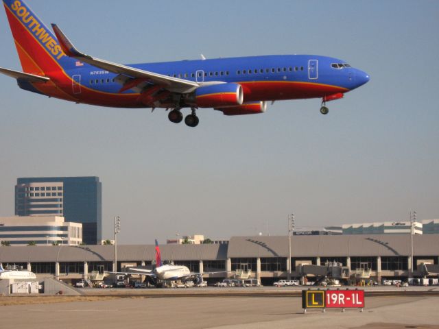 Boeing 737-700 (N753SW) - Landing on RWY 19R