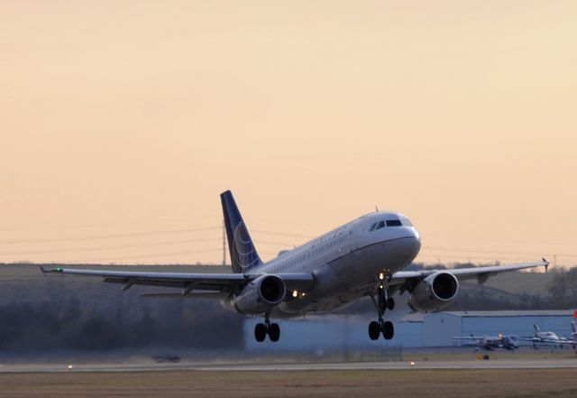 Airbus A320 (N844UA)