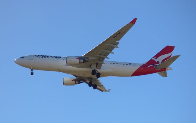 Airbus A330-200 (VH-EBI)