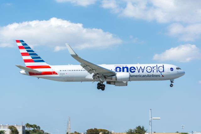 BOEING 767-300 (N343AN) - American Airlines 1209 (Boeing 767-323 ER) in "One World" Scheme on short final to runway 9 at KMIA. (3/10/14)