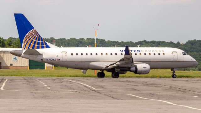 Embraer 175 (N742YX)