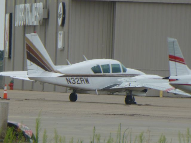 Piper Apache (N32RW)