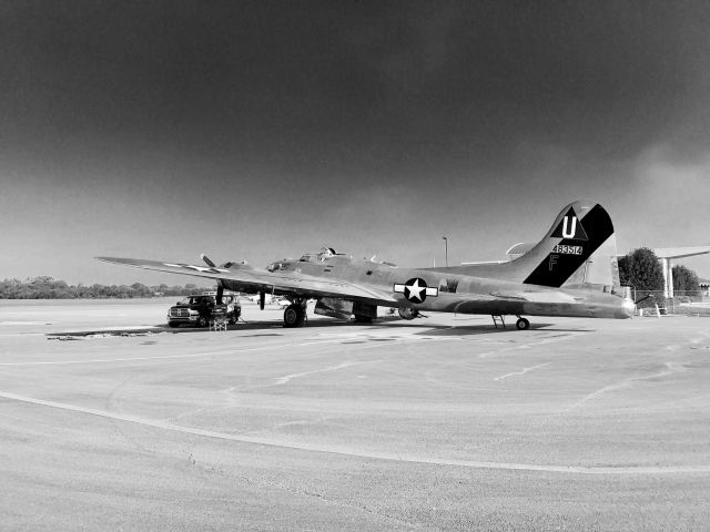 Boeing B-17 Flying Fortress (48-3514) - Sentimental Journey