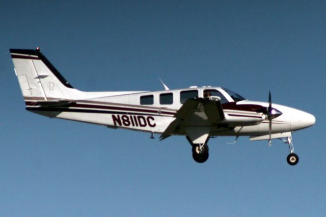 Beechcraft Baron (58) (N811DC) - On short finals for rwy 7 on 17-Oct-18.