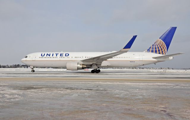 BOEING 767-300 (N665UA)