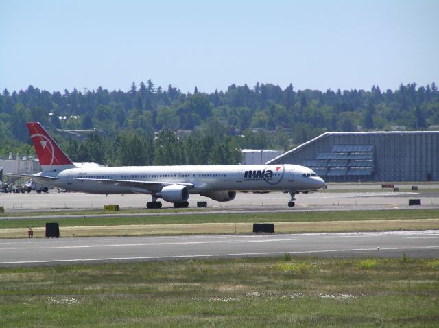 BOEING 757-300 (N582NW) - 2008-06-14