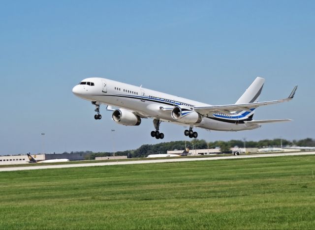 Boeing 757-200 (N810DM) - The NBA Dallas Mavericks B757 lifts off of RWY 19 at RFD