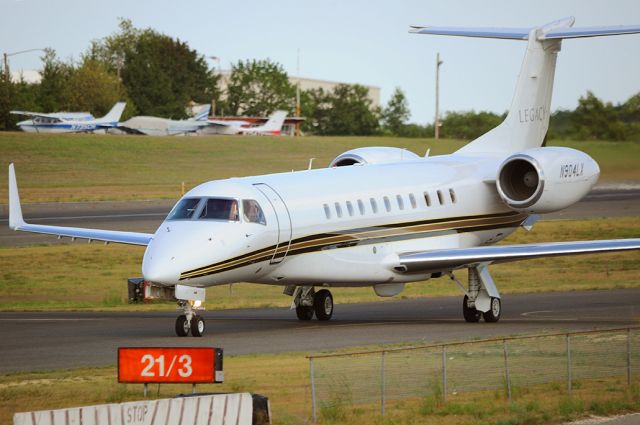 Embraer ERJ-135 (N904LX)