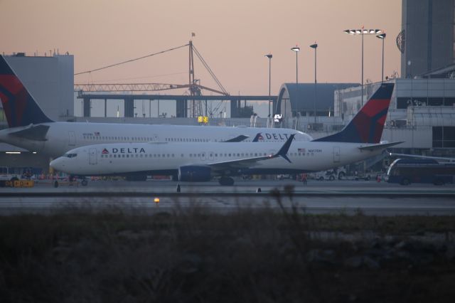 Boeing 737-900 (N817DN)