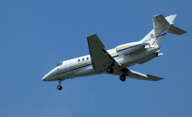 Hawker 1000 (N707HD) - On final is this 1994 Raytheon Hawker 1000 in the Summer of 2021.