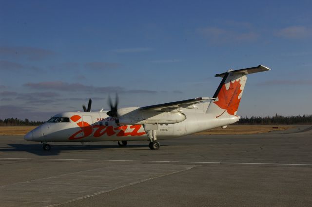 — — - A l'aérogare de CYVO ce Dash-8 se préparant à partir.