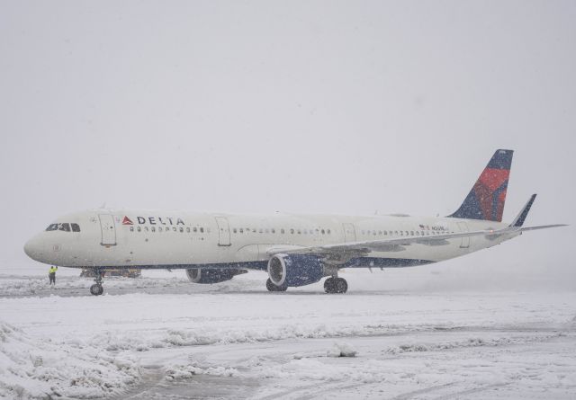 Airbus A321 (N359DN) - OCTOBER SNOW STORM 2020