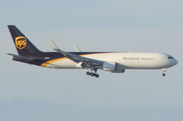 BOEING 767-300 (N319UP)