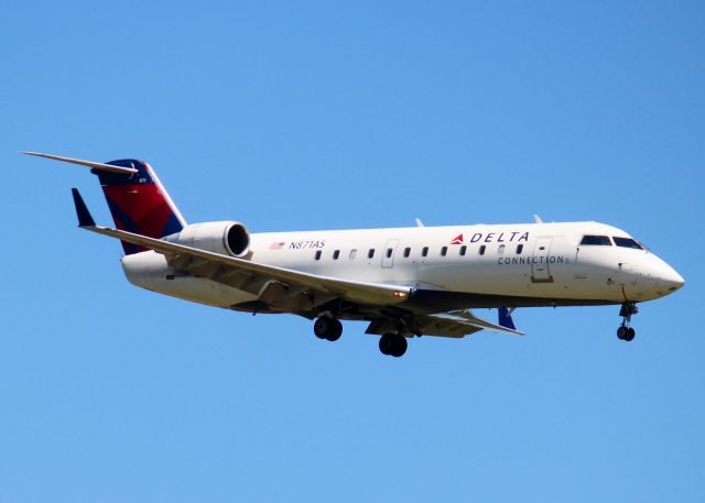 Canadair Regional Jet CRJ-200 (N871AS) - At Shreveport Regional. 2001 Bombardier CRJ-200ER (CL-600-2B19)