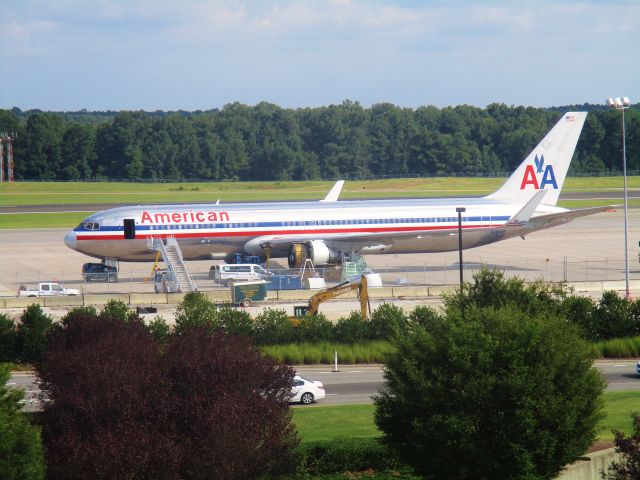 BOEING 767-300 (N354AA) - N354AA having a bit of engine trouble over at RDU.  Still parked there after three days (8/28/16).