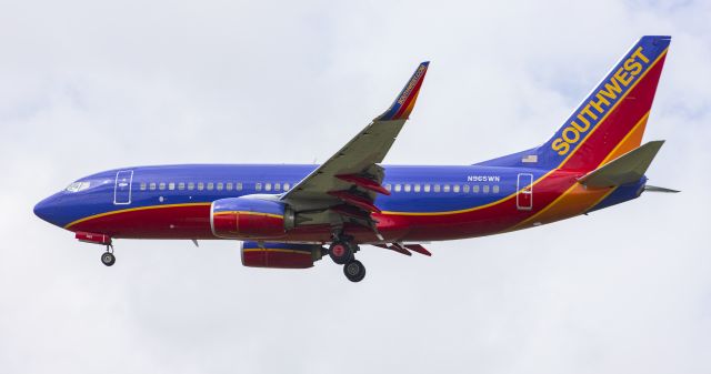 Boeing 737-700 (N965WN) - Very shiny paint.