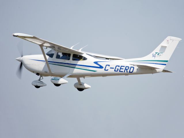 Cessna Skylane (C-GERD) - Take off runway 26.