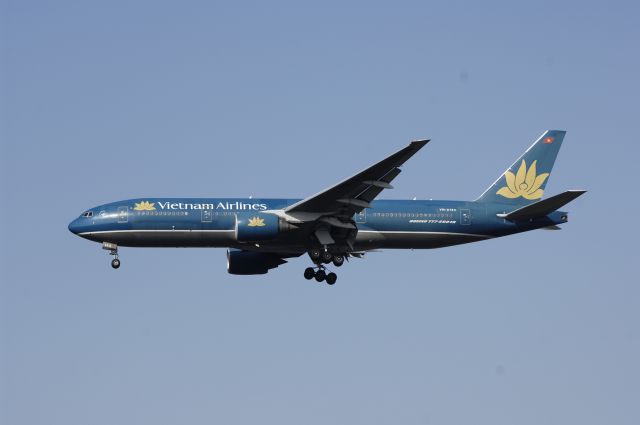 Boeing 777-200 (VNZ144) - Final Approach to Narita Intl Airport Rrwy16R on 2013/05/06