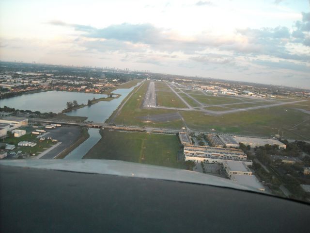 Cessna Centurion (N732LB) - Aprouch 9L