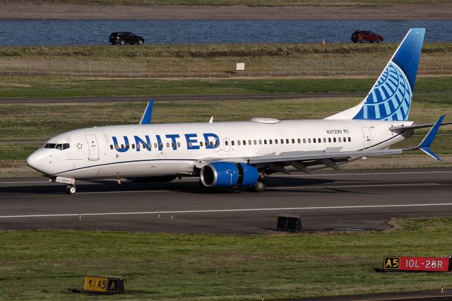 Boeing 737-800 (N37290) - 7th Nov., 2023:  Air brakes and reverse thrusters deployed in effort to slow down before exiting the active after landing on runway 28R.