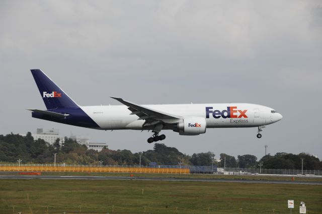 Boeing 777-200 (N884FD) - Landing at NRT Airport Runway 16R on 2011/10/9