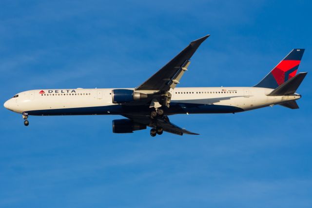 BOEING 767-400 (N825MH)