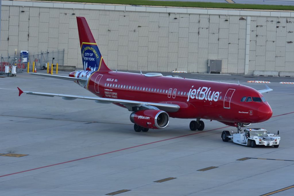 Airbus A320 (N615JB)