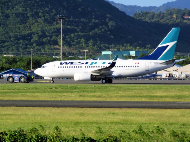 Boeing 737-700 (C-FWSF)