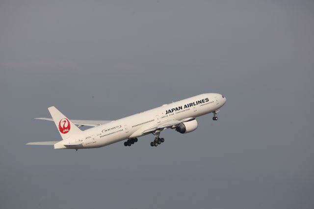 BOEING 777-300ER (JA731J)