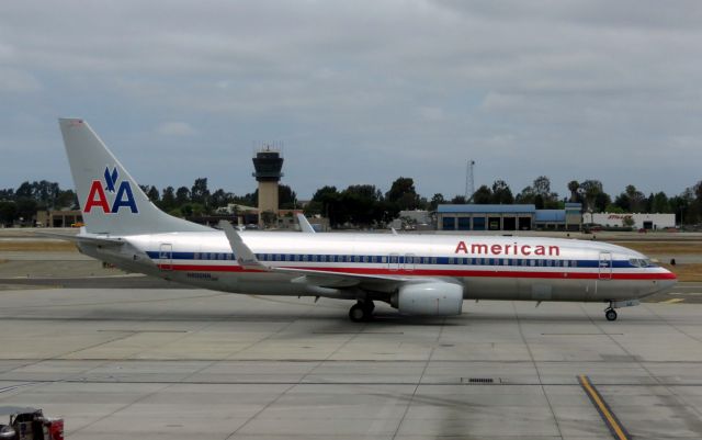 Boeing 737-800 (N896NN) - American Airlines 737 cruising to its gate at SNA.