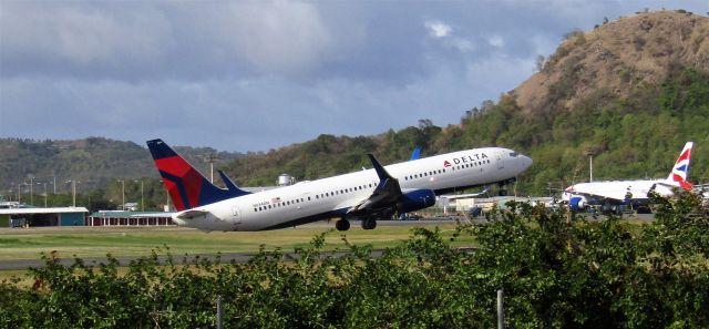 Boeing 737-900 (N834DN)