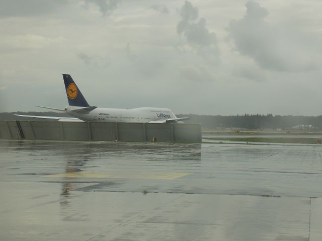 Boeing 747-200 (D-ABYD) - B747-800 ... ready for take off on Runway 18 West / Rhein Main Airport (Pic 1)