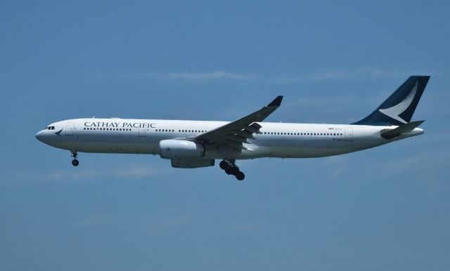 Airbus A330-300 (B-LAL) - Final approach to HKG Rwy25R (2016/07/28)