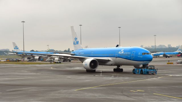 Boeing 777-200 (PH-BQP) - KLM Boeing 777-206(ER) PH-BQP in Amsterdam