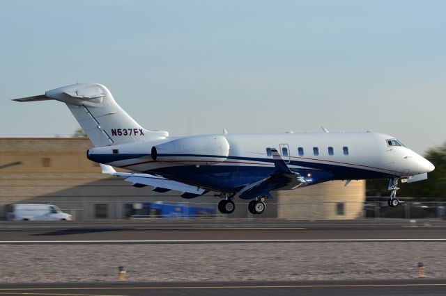 Bombardier Challenger 300 (LXJ537)