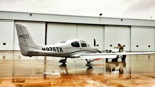 Cirrus SR-20 (N975TK)