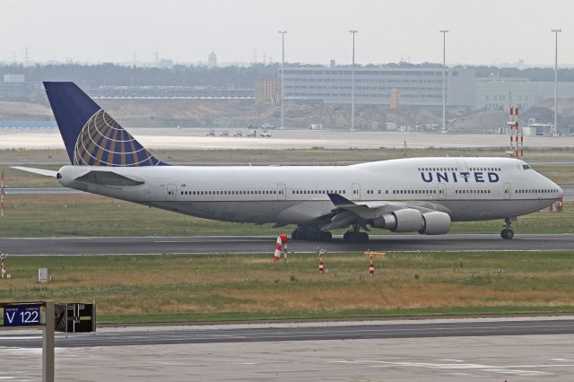 Boeing 747-400 (N128UA)