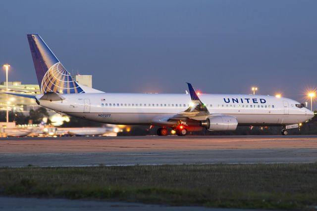 Boeing 737-800 (N37277) - Taxiing to the runway.