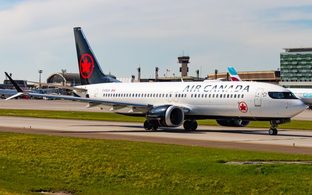 Boeing 737 MAX 8 (C-FSJH)